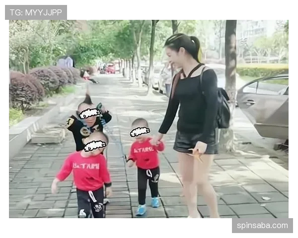 亚历克斯·摩根带娃逛街，孩子那双小鞋子竟然比我整套运动装还贵